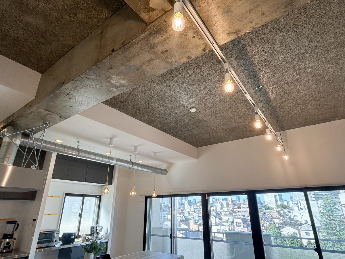 江東区白河の賃貸物件/天井は木毛セメント板。2.8mほどの高さがあります