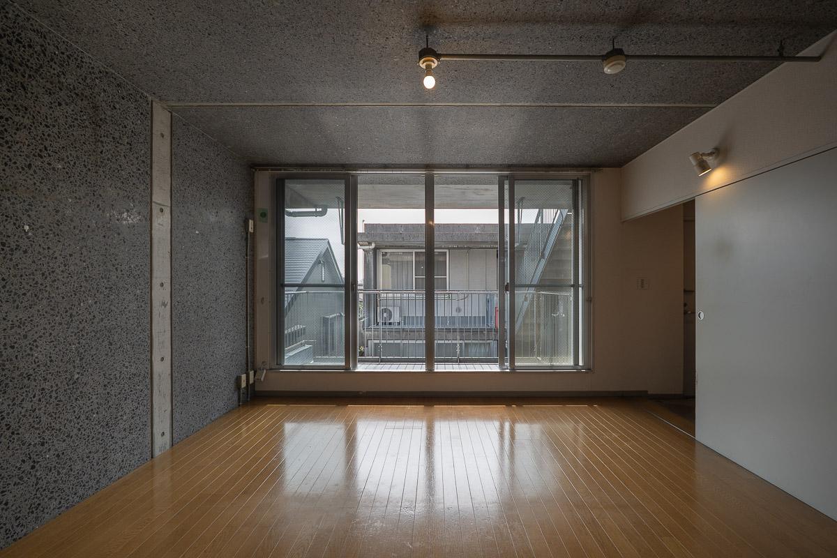 練馬区関町東の賃貸物件/大きな窓の先にはゆとりのあるバルコニー