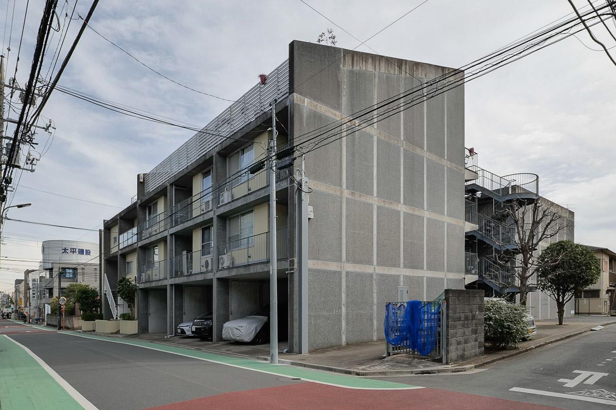 練馬区関町東の賃貸物件/外観。そびえ立つ無機質な壁が印象的