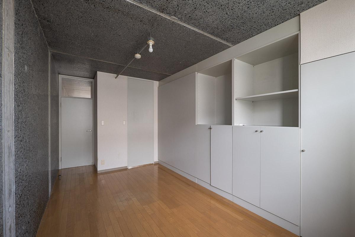 練馬区関町東の賃貸物件/洋室。こちらも壁一面の収納棚