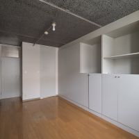 練馬区関町東の賃貸物件/洋室。こちらも壁一面の収納棚