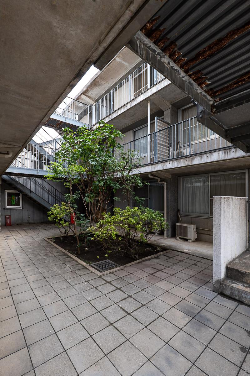 練馬区関町東の賃貸物件/共用部。吹き抜けを中心に部屋が配置されています