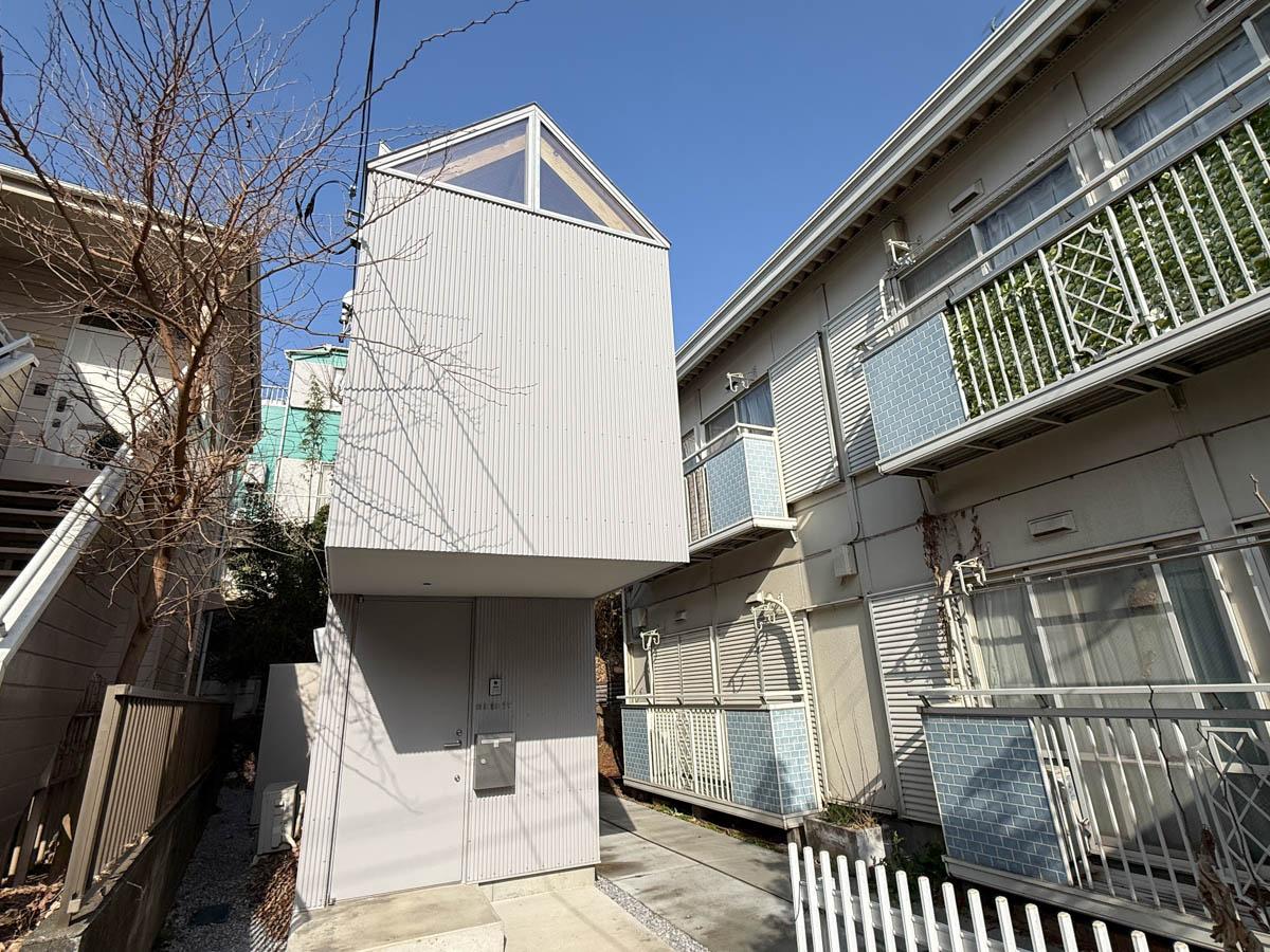 横浜市中区打越の賃貸物件/建物の間にスポッと収まるように小さく建てられた戸建てです