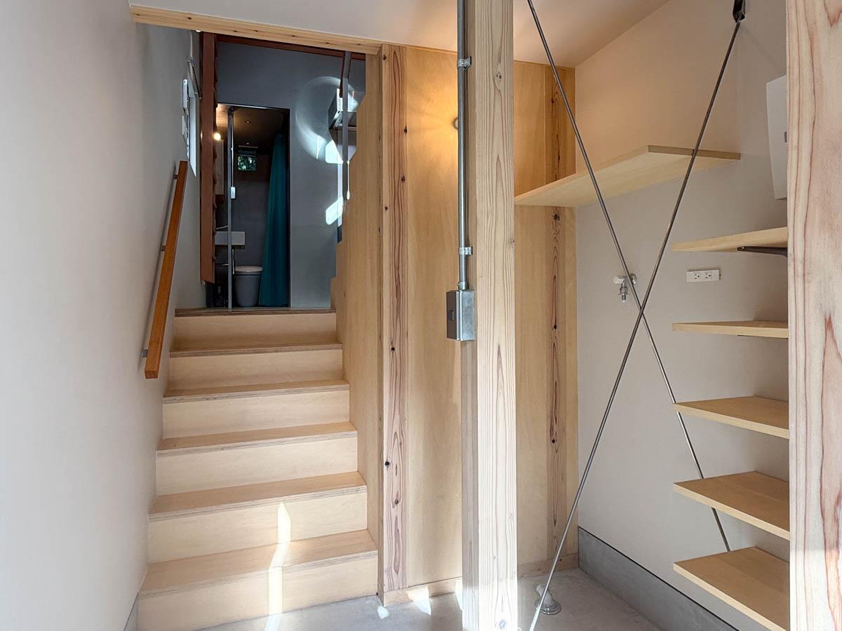 横浜市中区打越の賃貸物件/玄関入って。シナ材など木の素材感がかわいい内装