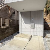横浜市中区打越の賃貸物件/建物の2階がせり出るようなユニークな構造。軒の下には大型バイクや自転車を置けます