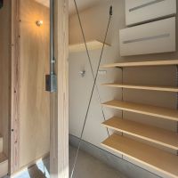 横浜市中区打越の賃貸物件/玄関には可動できるオープンな靴箱。その脇に洗濯機置き場