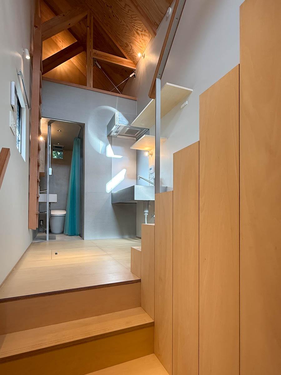 横浜市中区打越の賃貸物件/階段を数段上がって、中2階へ。キッチンスペースは、小さなテーブルを置くこともできそう