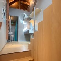 横浜市中区打越の賃貸物件/階段を数段上がって、中2階へ。キッチンスペースは、小さなテーブルを置くこともできそう