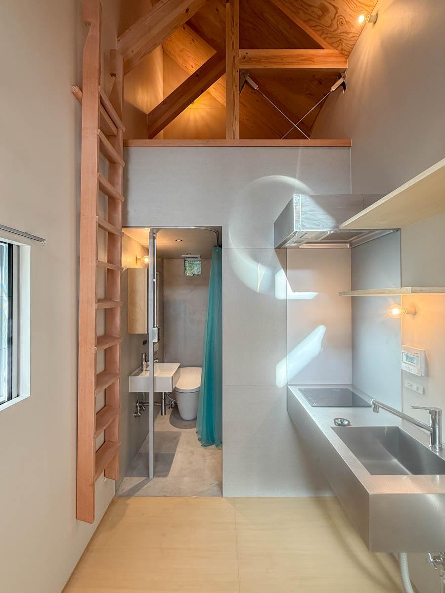 横浜市中区打越の賃貸物件/縦に吹き抜けた空間がぜいたく。トイレなど水回りが奥に。扉はなく、カーテンで区切るつくり