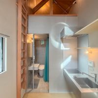 横浜市中区打越の賃貸物件/縦に吹き抜けた空間がぜいたく。トイレなど水回りが奥に。扉はなく、カーテンで区切るつくり