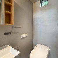 横浜市中区打越の賃貸物件/水回りの壁はモルタルが左官されていてかっこいい