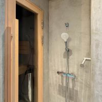 横浜市中区打越の賃貸物件/浴槽はなくシャワールームのつくり。奥にサウナ室