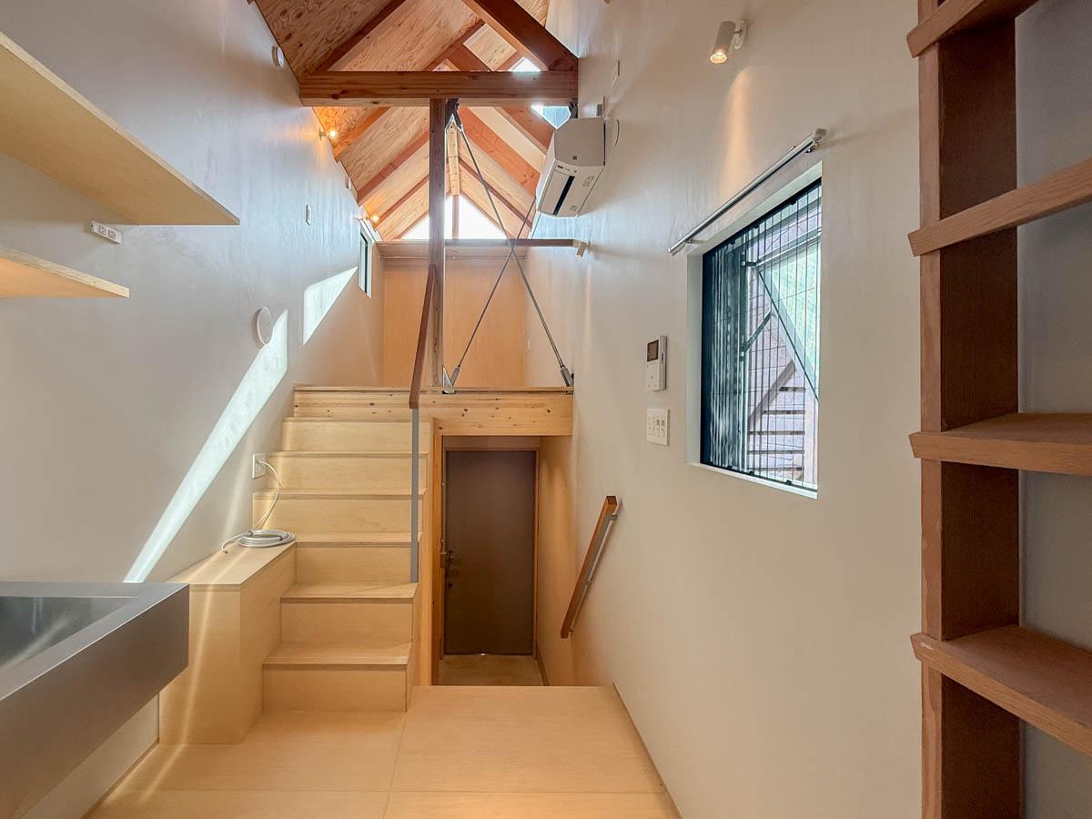 横浜市中区打越の賃貸物件/水回りスペースから部屋全体をみる。ハイサイドライトは東向きで午前中気持ちいい光が入る