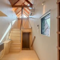 横浜市中区打越の賃貸物件/水回りスペースから部屋全体をみる。ハイサイドライトは東向きで午前中気持ちいい光が入る