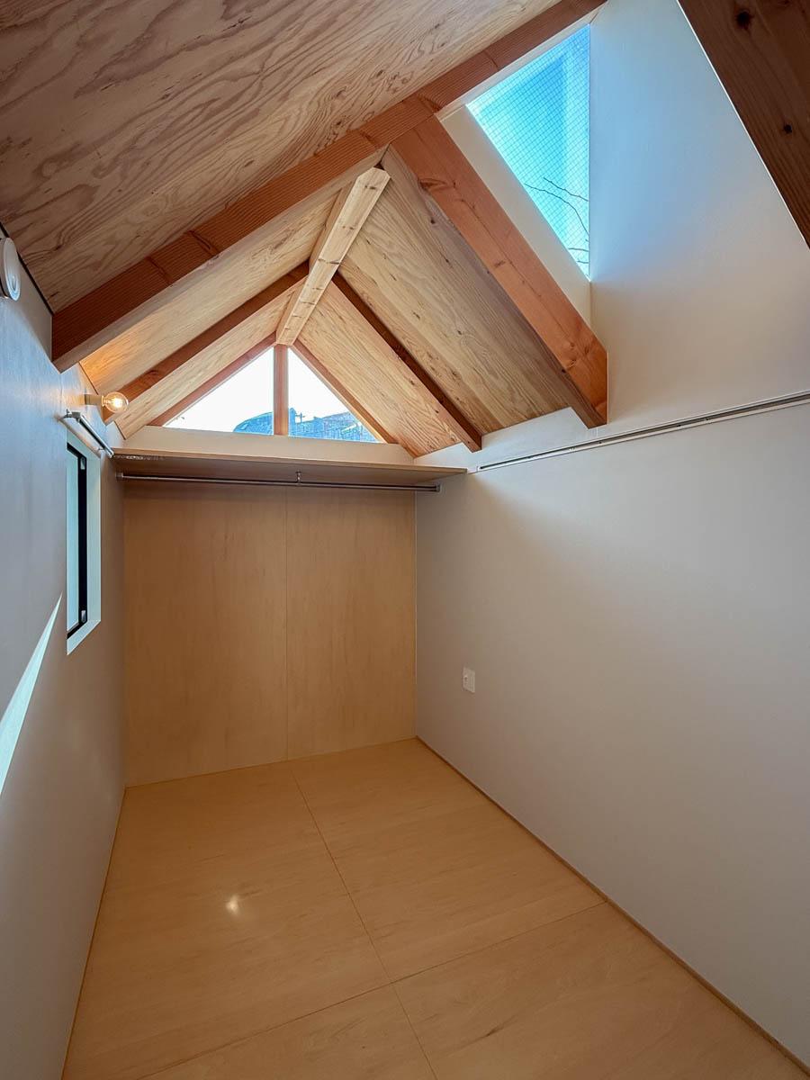 横浜市中区打越の賃貸物件/寝室スペースはの幅は1.8mほど