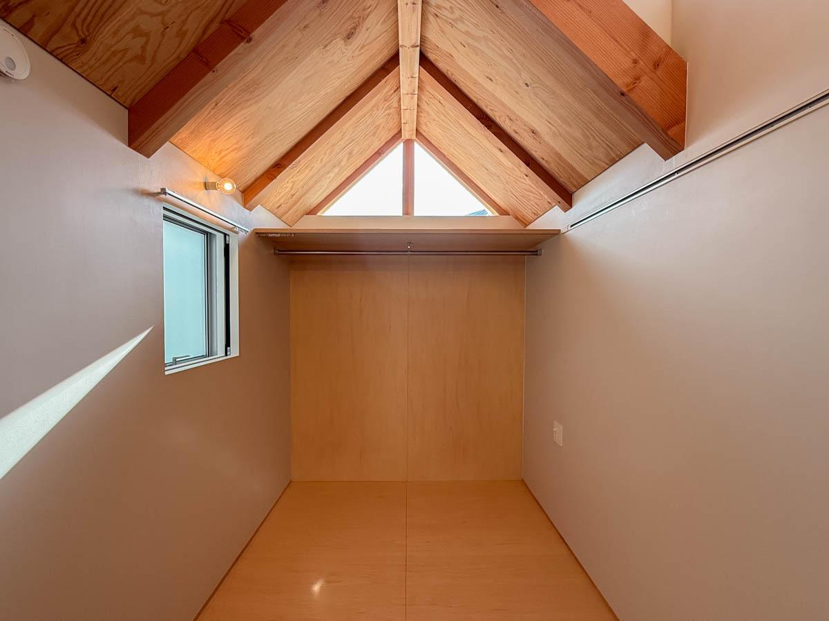 横浜市中区打越の賃貸物件/2階には寝室。奥にはハンガーパイプが設置されていて、オープンクローゼットとして使える