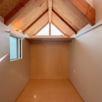 横浜市中区打越の賃貸物件/2階には寝室。奥にはハンガーパイプが設置されていて、オープンクローゼットとして使える