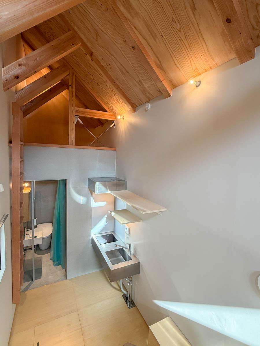 横浜市中区打越の賃貸物件/水回りスペースの上は納戸に。ハシゴをかけて上がれるようになっています