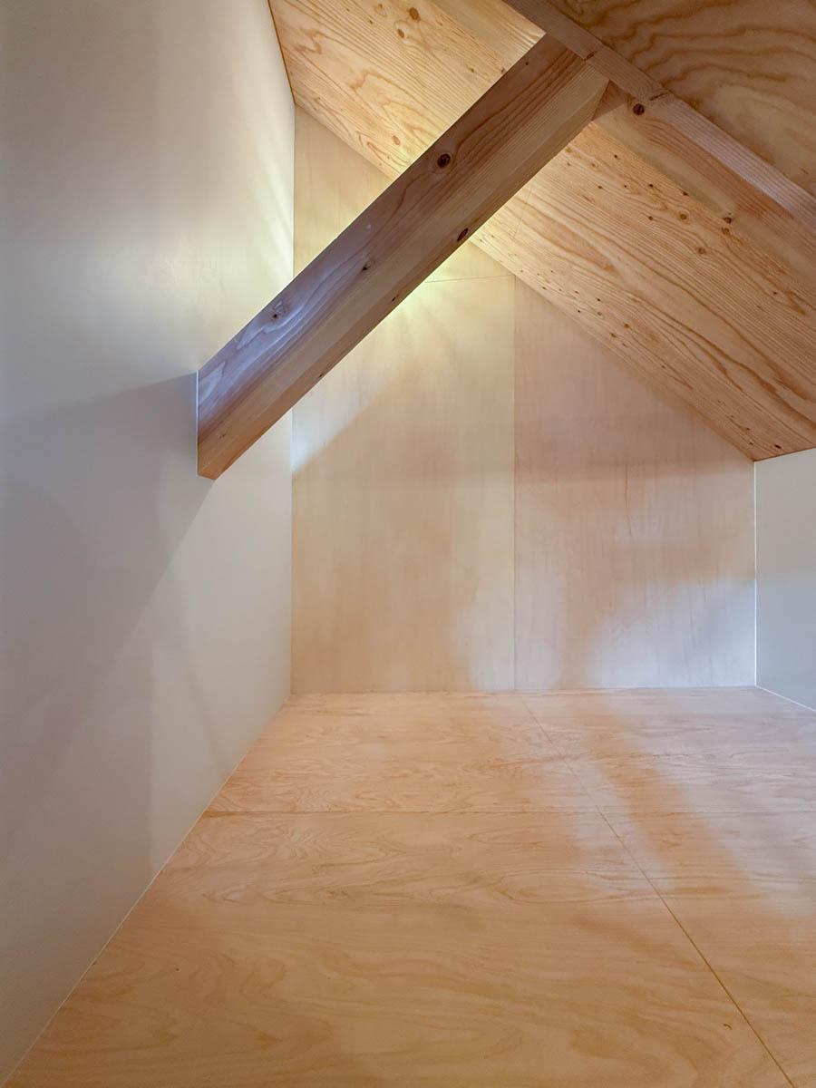 横浜市中区打越の賃貸物件/納戸スペース。立てるような天井高ではないですが、物置きや、ちいさなワークスペースに