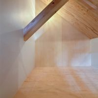 横浜市中区打越の賃貸物件/納戸スペース。立てるような天井高ではないですが、物置きや、ちいさなワークスペースに