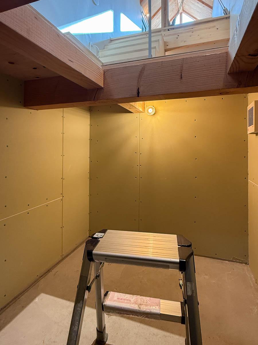 横浜市中区打越の賃貸物件/広さ2.4㎡ほどの広さ。屈んで入るような広さですが、アウトドア用品・季節ものの荷物などしっかり収納できます