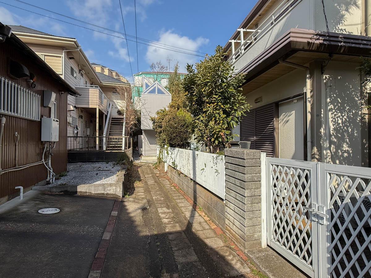 横浜市中区打越の賃貸物件/この細い路地の突き当たりに建物が建っています