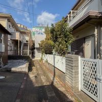 横浜市中区打越の賃貸物件/この細い路地の突き当たりに建物が建っています