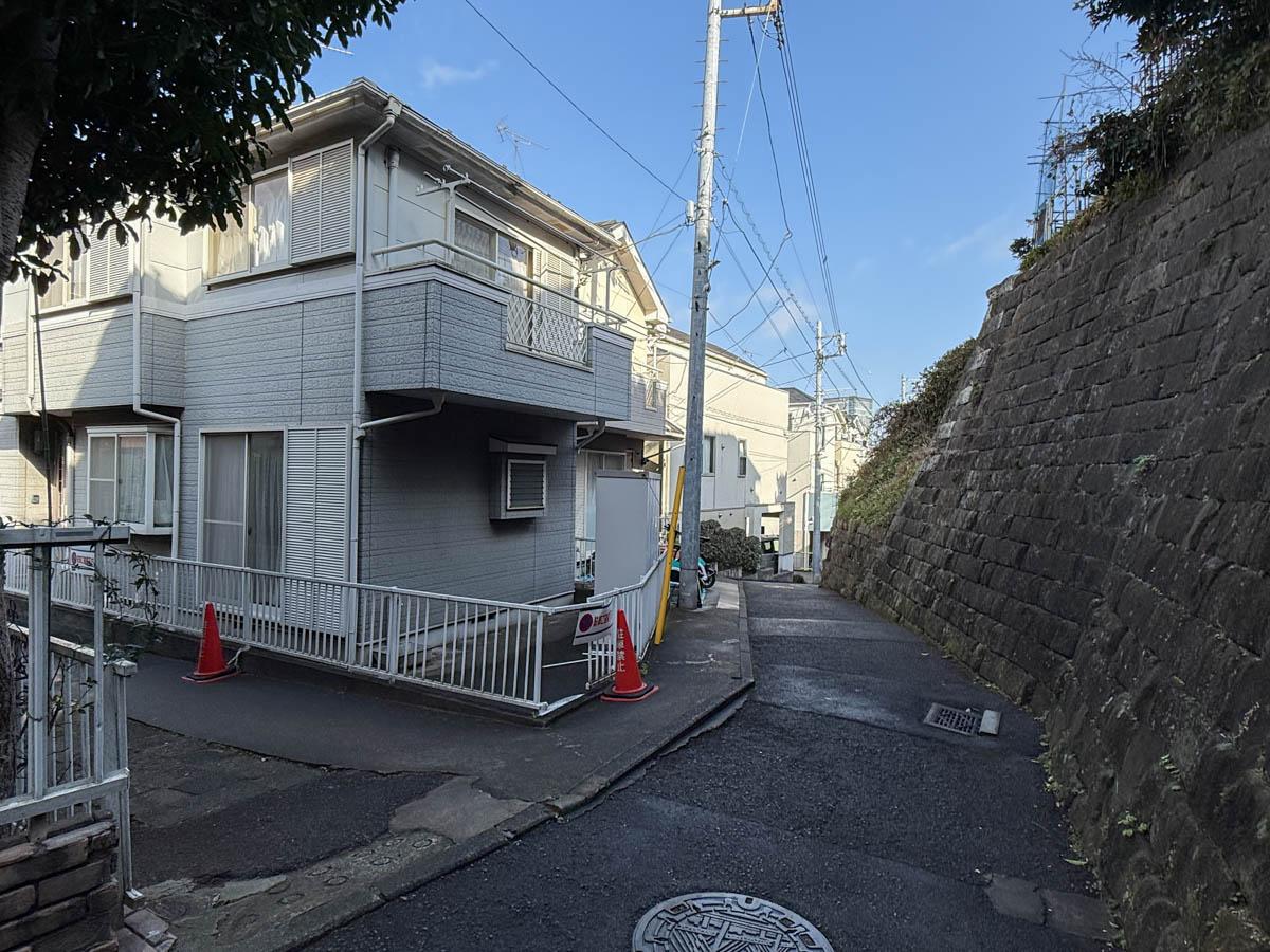 横浜市中区打越の賃貸物件/この道を左に入った突き当たりに建っています。車が入れるのはここまで