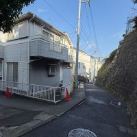 横浜市中区打越の賃貸物件/この道を左に入った突き当たりに建っています。車が入れるのはここまで