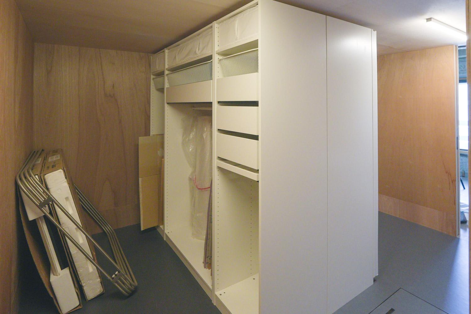 渋谷区神宮前の賃貸物件/寝室。IKEAの大きな棚にたっぷり収納できます（残置物）