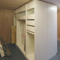 渋谷区神宮前の賃貸物件/寝室。IKEAの大きな棚にたっぷり収納できます（残置物）