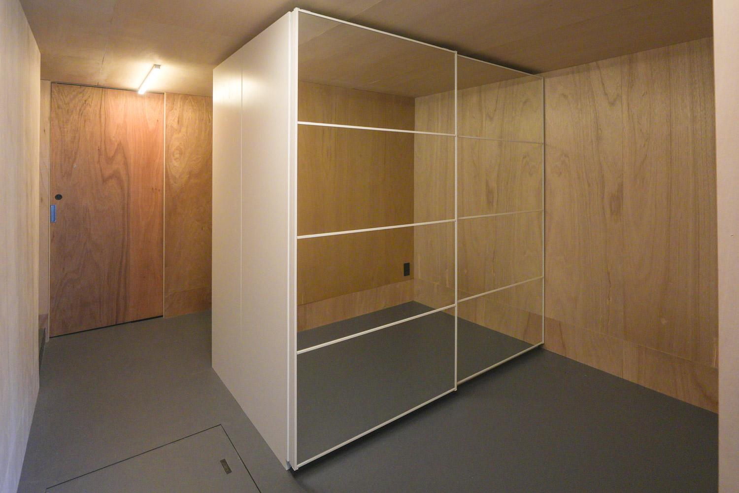 渋谷区神宮前の賃貸物件/寝室。家の中にキューブを置いたような、プライベートな空間