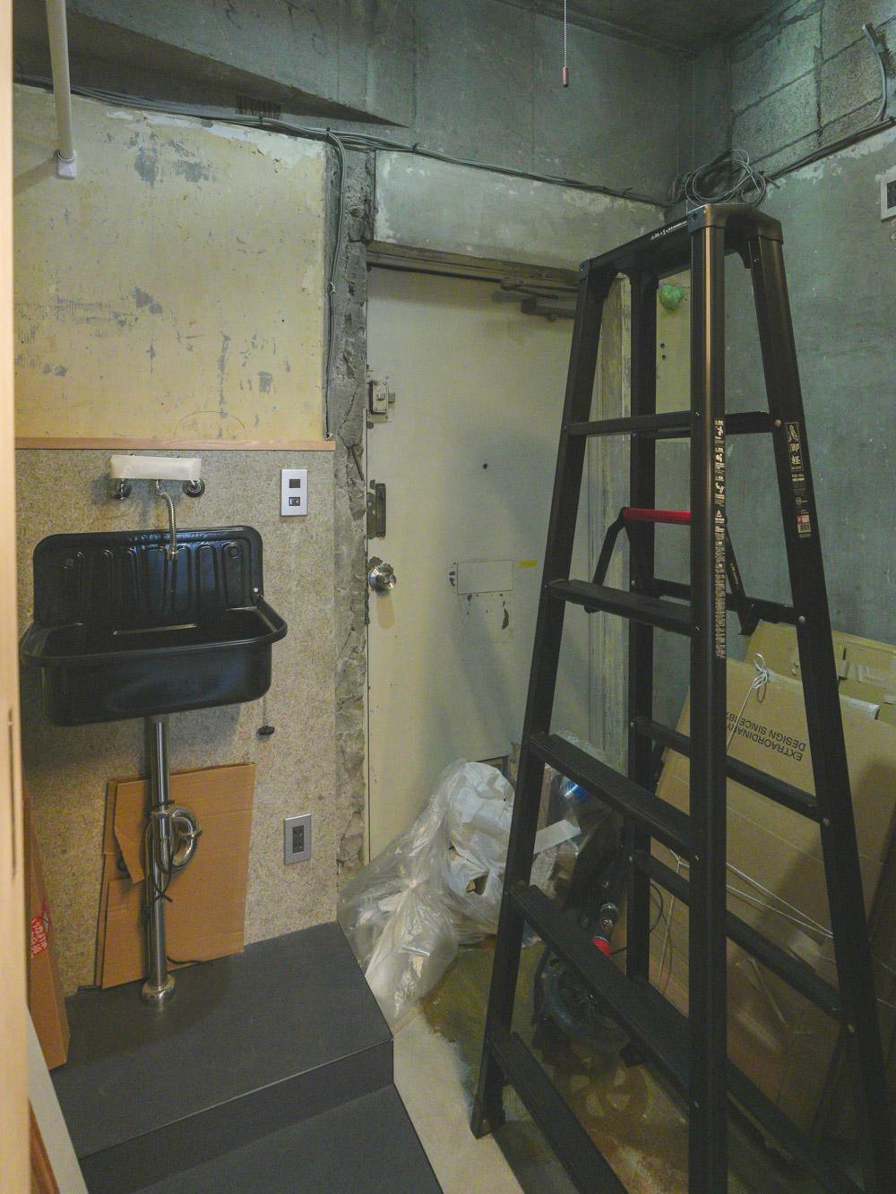 渋谷区神宮前の賃貸物件/裏口のストレージスペース