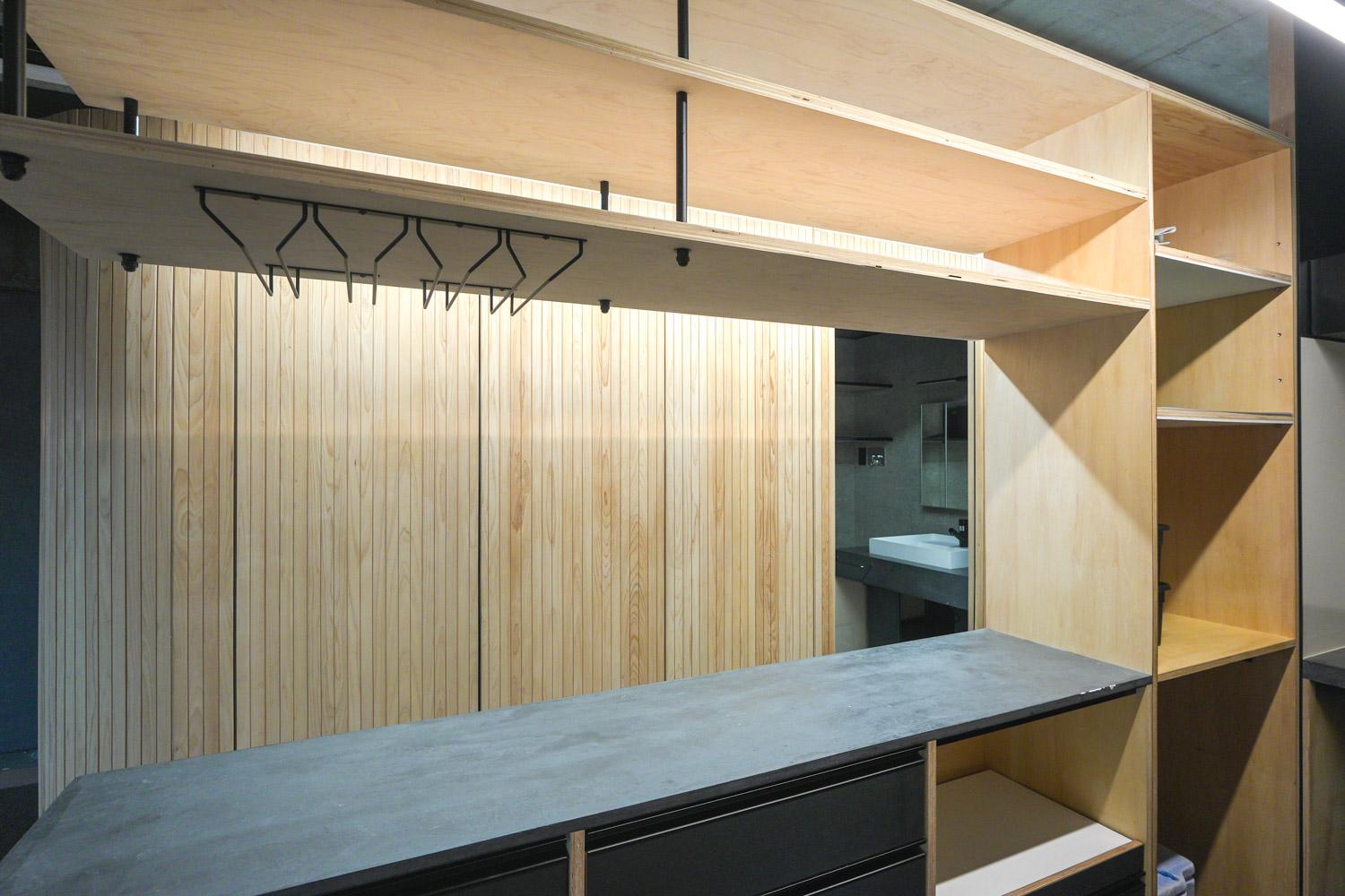 渋谷区神宮前の賃貸物件/キッチンカウンター向かいの壁も（つづく）