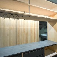 渋谷区神宮前の賃貸物件/キッチンカウンター向かいの壁も（つづく）