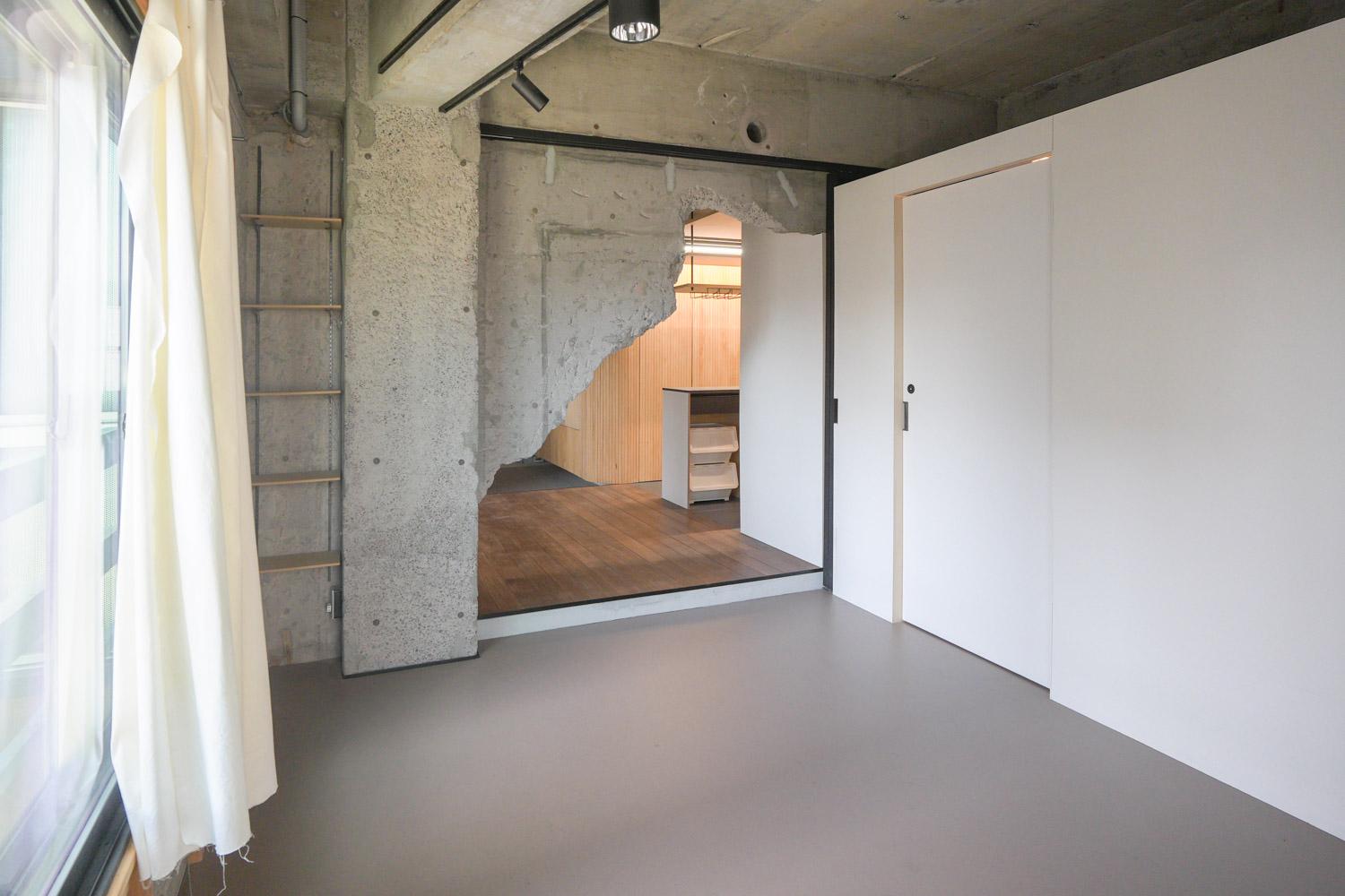 渋谷区神宮前の賃貸物件/躯体晒しの開口は引き戸で区切ることも可能。右手にある白いキューブ状の部屋は寝室