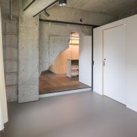 渋谷区神宮前の賃貸物件/躯体晒しの開口は引き戸で区切ることも可能。右手にある白いキューブ状の部屋は寝室