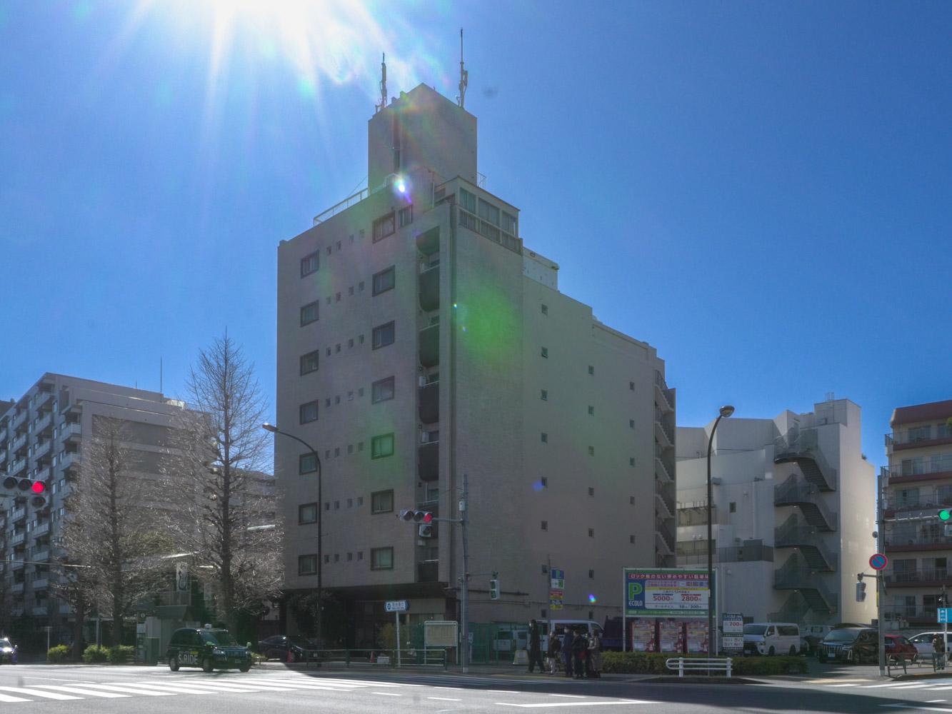 渋谷区神宮前の賃貸物件/逆光ですみませんが、建物外観。1階には文具のセレクトショップが入居中