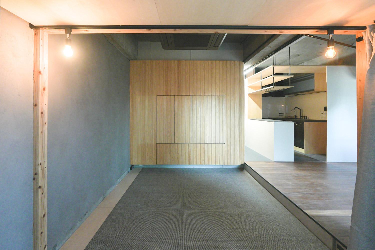 渋谷区神宮前の賃貸物件/反対側から見た視点。奥の木製パネルを開くと（つづく）