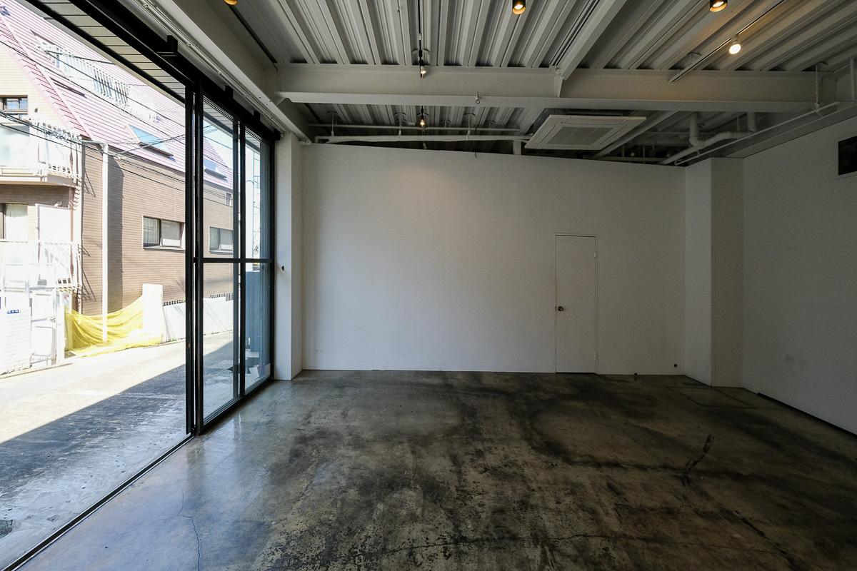 港区南青山の賃貸物件/壁の向こうにはコンパクトな収納スペース