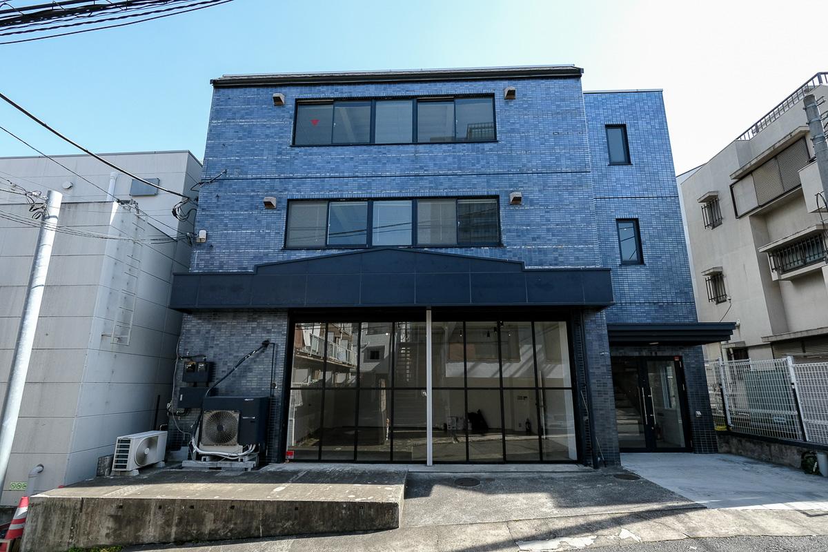 港区南青山の賃貸物件/青いタイル張りの外壁、黒いスチールサッシが男前な印象