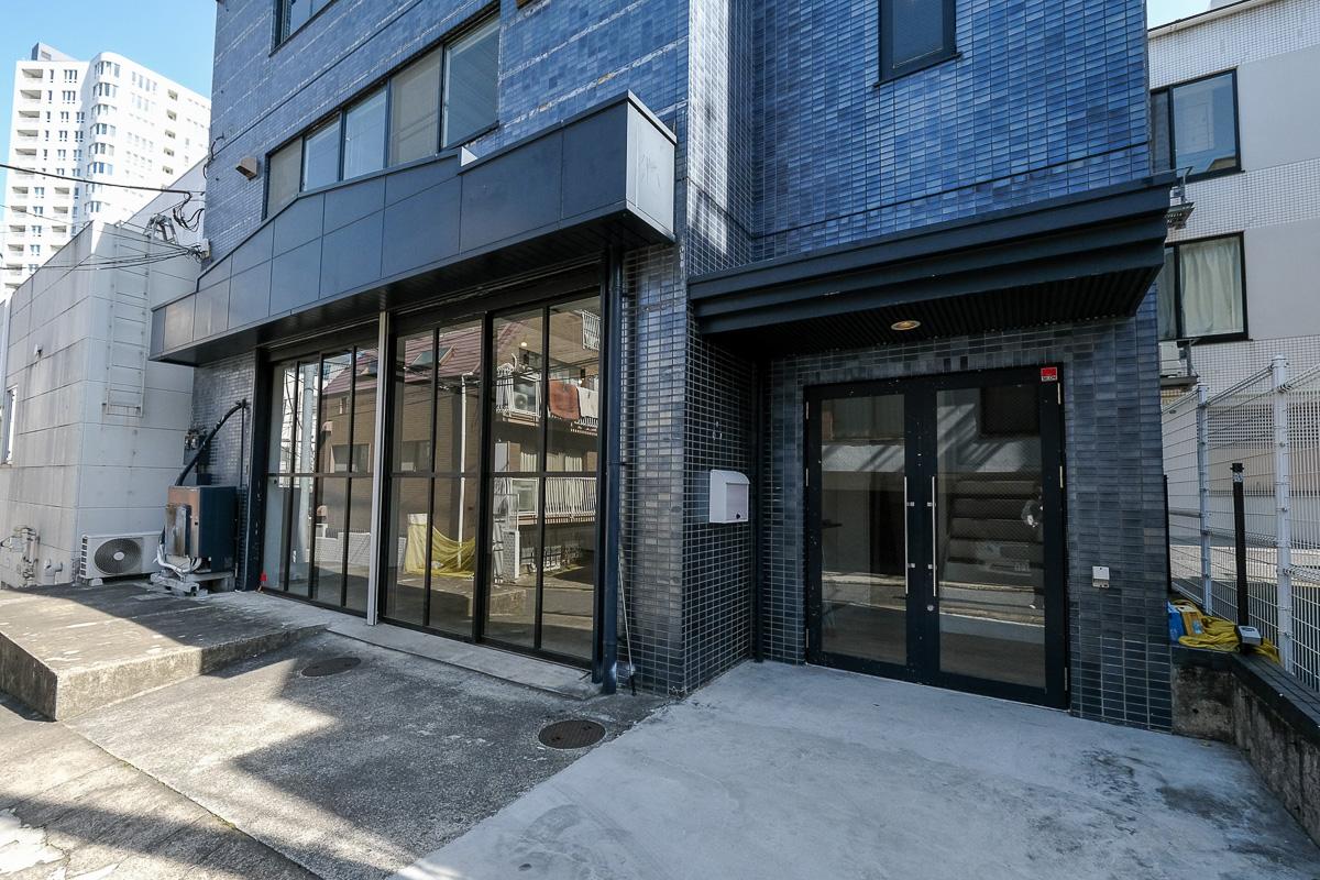 港区南青山の賃貸物件/右側の出入り口がエントランス