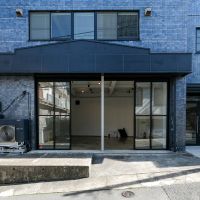 港区南青山の賃貸物件/思わず立ち止まってしまうような存在感（中央の白い柱は着脱可能）