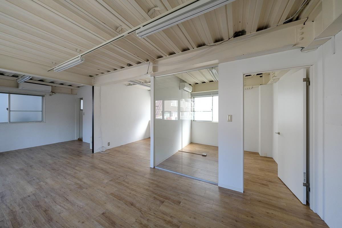 港区南青山の賃貸物件/2階。右手に打ち合わせに良さそうな個室が設けてあります