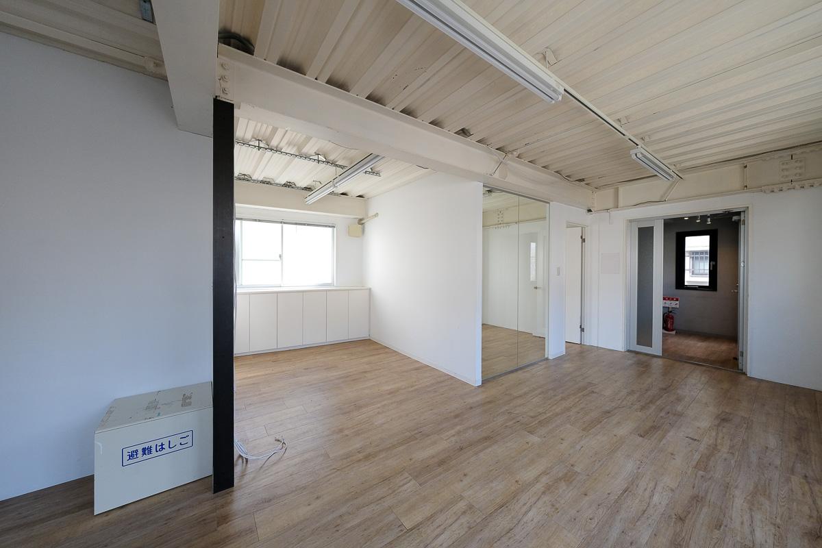 港区南青山の賃貸物件/個室左のスペースも追加工事で個室にしやすそう