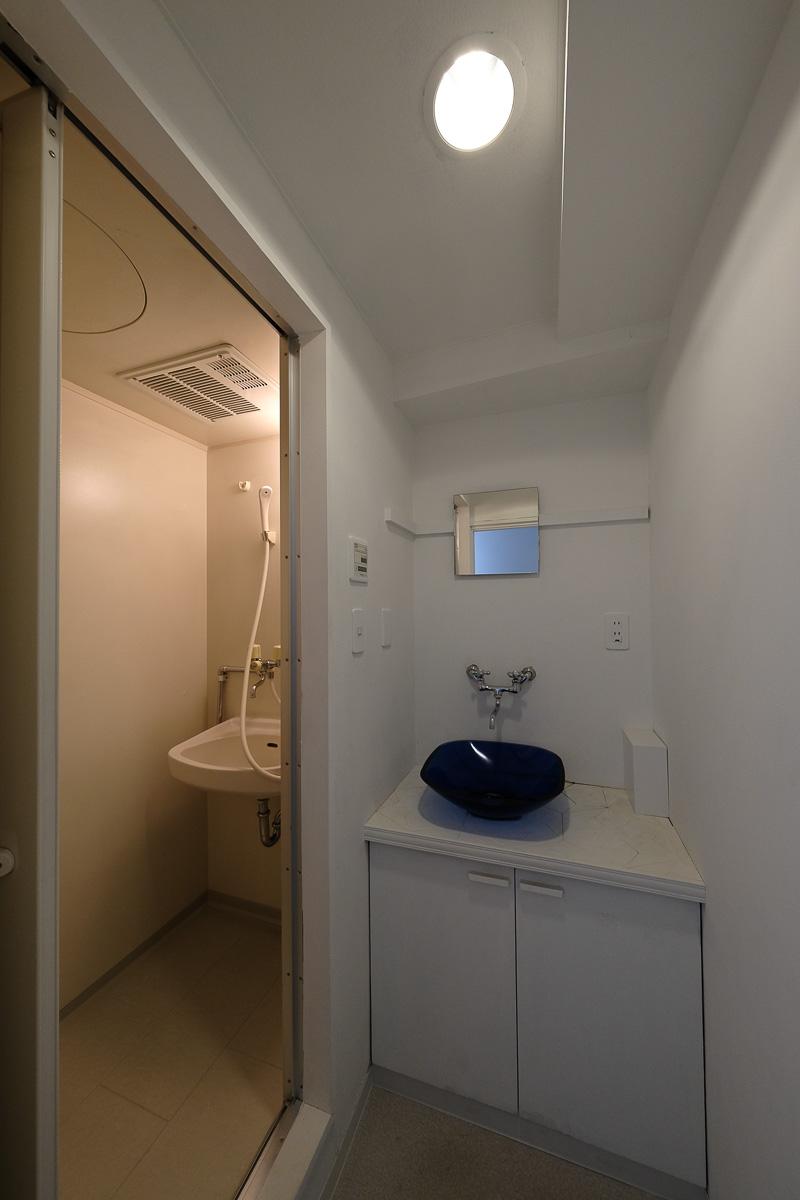 港区南青山の賃貸物件/トイレ横にはシャワールーム