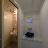 港区南青山の賃貸物件/トイレ横にはシャワールーム