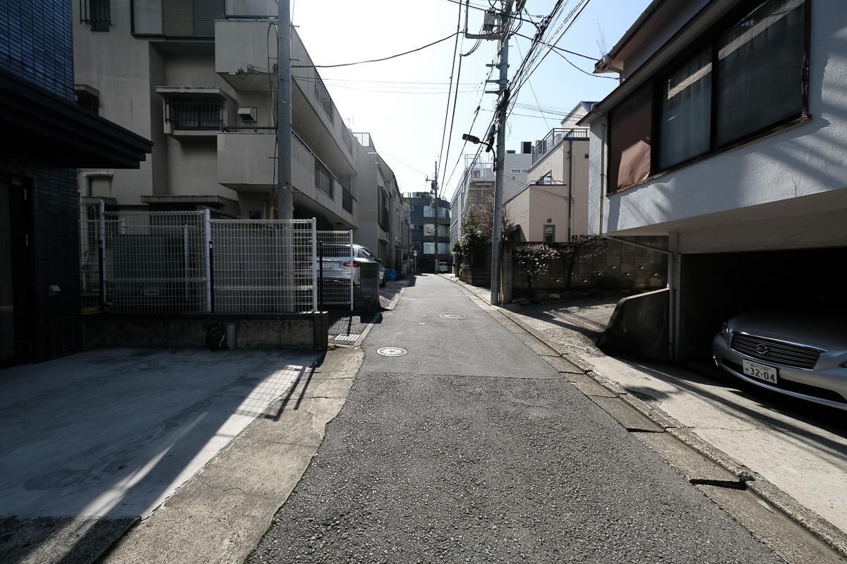 港区南青山の賃貸物件/前面道路はやや細め。あまり人通りはなく、静か