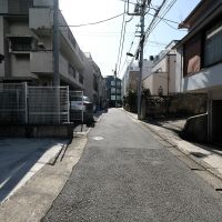 港区南青山の賃貸物件/前面道路はやや細め。あまり人通りはなく、静か