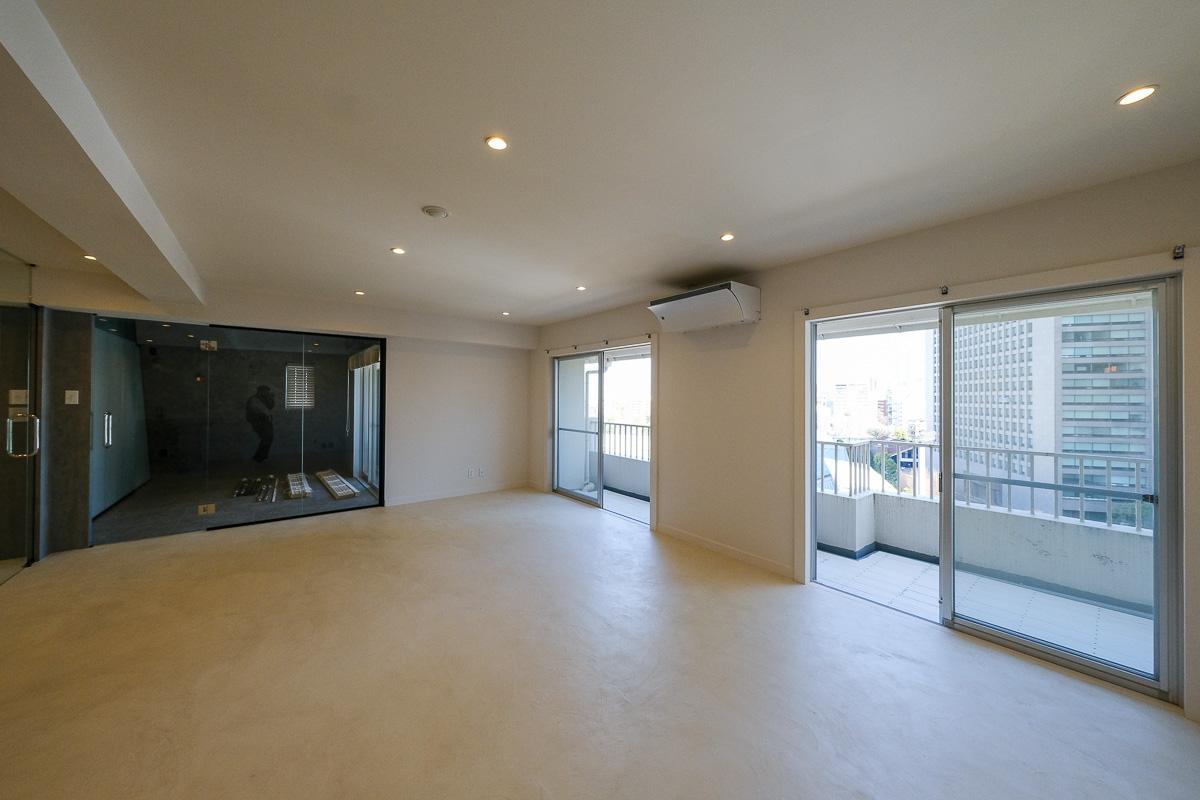 港区北青山の賃貸物件/左官仕上げのモルタルのような床、塗装の壁面